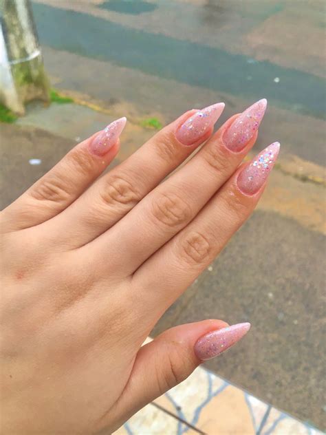 Unha Amendoada Decorada Com Glitter