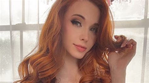 Amouranth asks fans to call her and sing Christmas Carols—and she’s ...