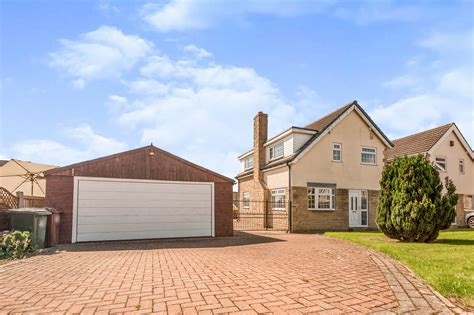 3 bedroom detached house for sale in Brearcliffe Drive, Bradford, BD6 2LE