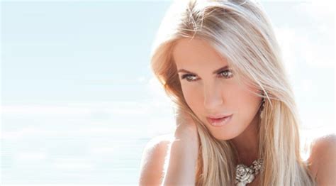 Russian beauty Natalia Kapchuk indulges in racy lesbian act for ...