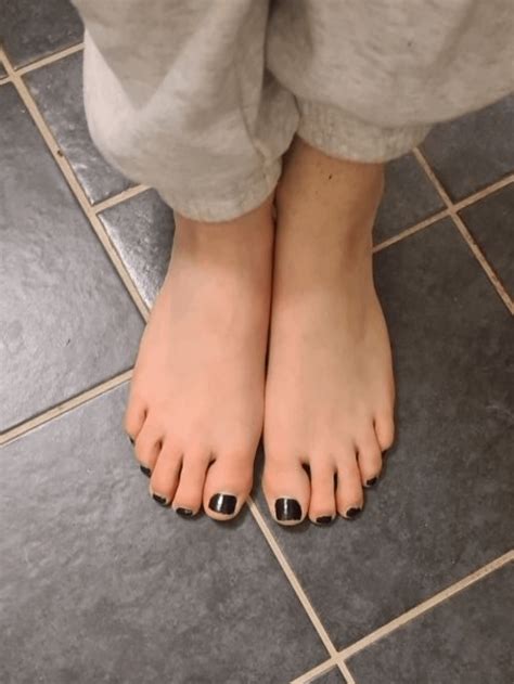 My morning feet 😶🙈 : r/Rate_my_feet