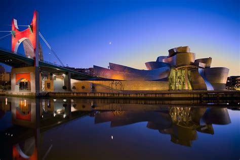 Guggenheim museum in bilbao by Frank Gehry | Bilbao espanha, Bilbao