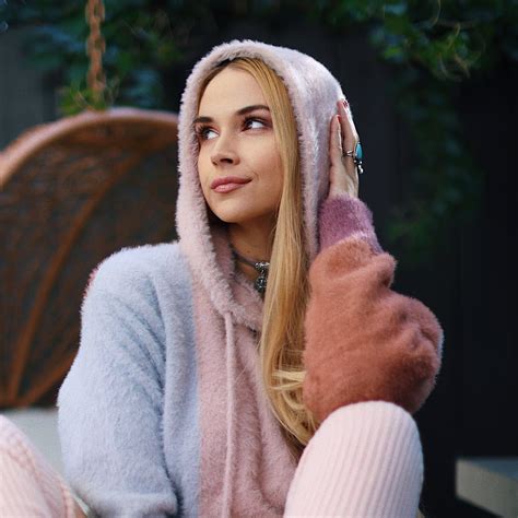 Sarah VandeKka: The Icon Who Came From Nowhere - bgxrvrr