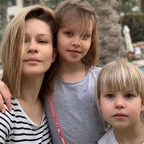 35-летняя Юлия Пересильд вместе с дочерьми приняла участие в ...
