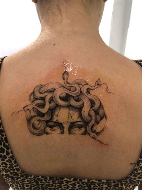 Medusa Nas Costas Feminina - Tatuagem de medusa nas costas | Tatuagem, Inspiração para tatuagem ...