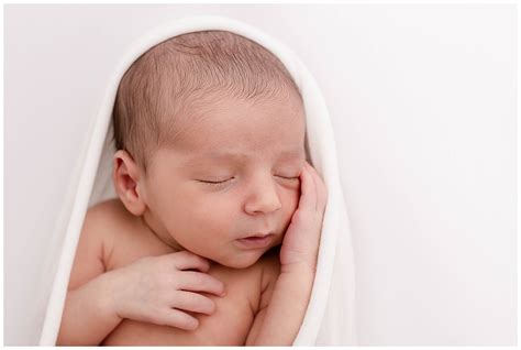 preparing   newborn photography session ashliebehmphotography