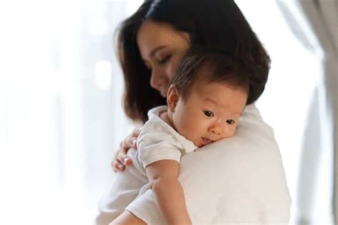 5 Cara Menggendong Bayi yang Tepat dan Aman - Hello Sehat