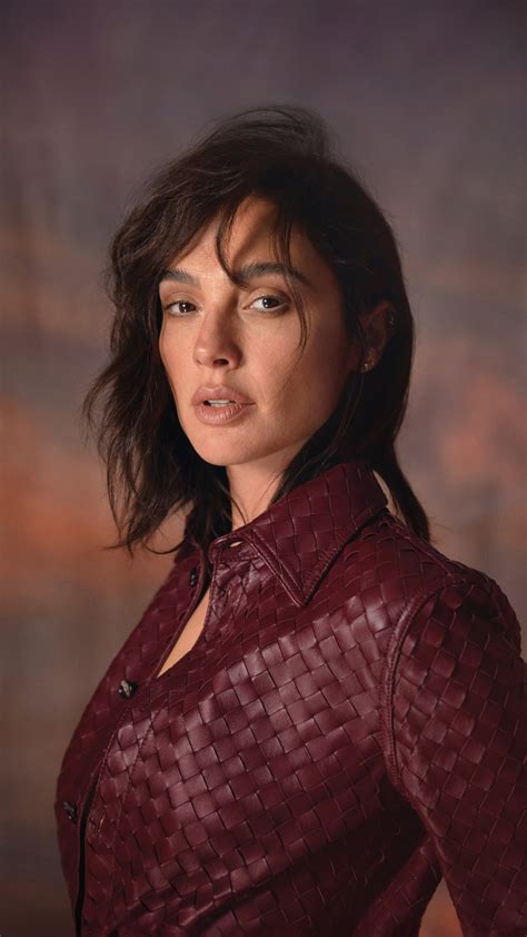 Gal Gadot is so fucking hot : r/jerkofftoceleb