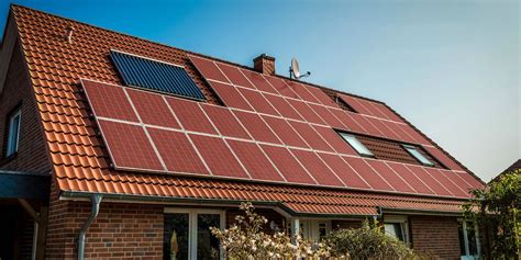 Rode zonnepanelen: uitvoeringen & prijzen [+ Voordelen]