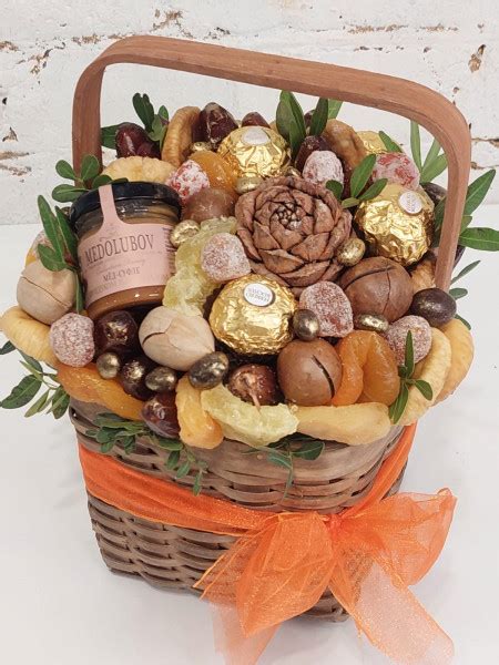 Корзина с сухофруктами, орехами и мёдом купить в Москве с доставкой ...