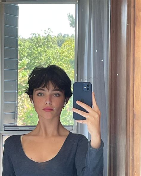 gio scotti 🦢 on Instagram: "👮🏻‍♀️" | Really short hair, Hair styles
