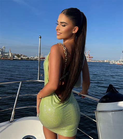 leah halton | Birthday vlog is up nowwww💚 link in bio | Instagram