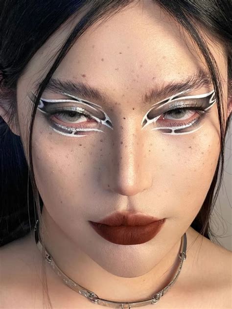 Pin de nauryy en Простые прически | Maquillaje de ojos creativos ...