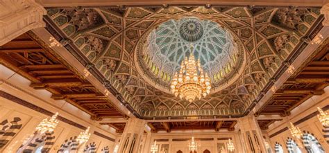 Chandelier in Sultan Qaboos Grand Mosque in Muscat, Om Editorial ...