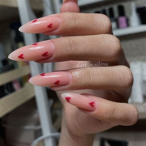 Маникюр миндаль | Gold manicure, Glitter manicure, Red manicure