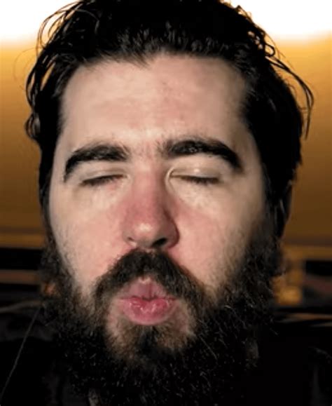 aliya pov of nogla when hes kissing her : r/NoglaOfficial