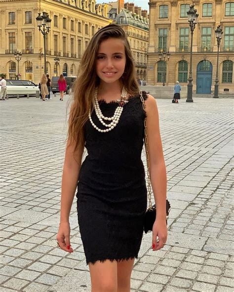 Девочка в свои 12 лет выглядит на все 18! Куда смотрят ее родители?