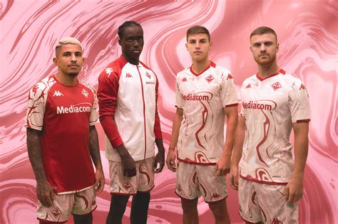 Juliana Llobet, la tica que diseñó el nuevo uniforme de La Fiorentina