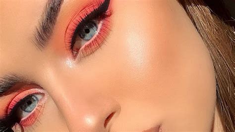 How To Wear Summery Peach Highlighter Like A Pro