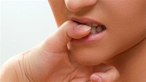 Привычка грызть ногти (онихофагия): причины, симптомы, лечение и ...