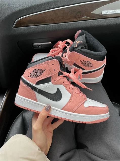 Женские кроссовки nike air jordan 1 high pink — цена 1999 грн в ...