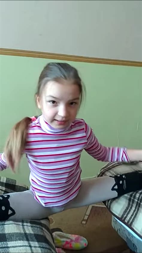 Засветы девочек на youtube: Девочка в колготках