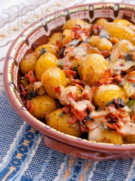 Запечени пресни малки картофки с кожа (кора) с шунка, кашкавал, пресен ...
