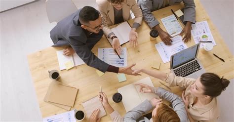 Grupo De Personas Que Tienen Una Reunión · Vídeos de stock gratuitos