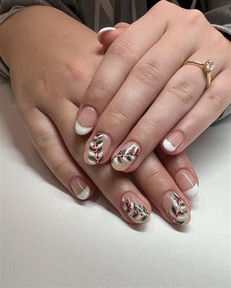 25 Trendy Christmas Nails in 2024 to Elevate Your Holiday Look ...