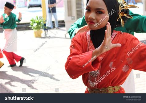 Malaysia Dance: Over 20,229 Royalty-Free Licensable Stock Photos ...