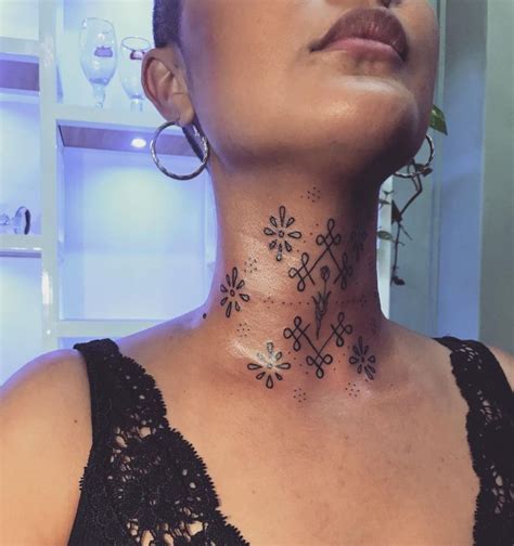 Tatuagem No Pescoço Feminina Escrita Grande - 27 Ideias de Tatuagem No Pescoco Feminina Escrita para Expressar Quem ...