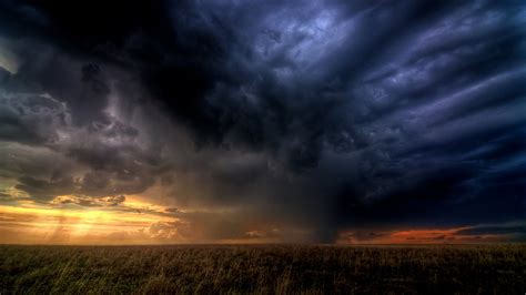Storm Majesty: HD Wallpaper Capturing Nature's Power