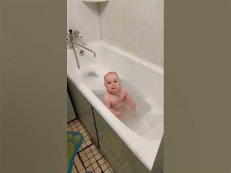 Малыш купается в ванне в 1 год #дети #малыш #декрет #первыешаги - YouTube