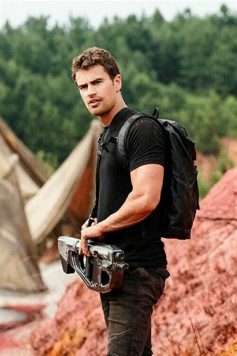 Divergente Quatro - Nosso Tobias Eaton lindo #Quatro #Divergente | Theo james, Theodore ...