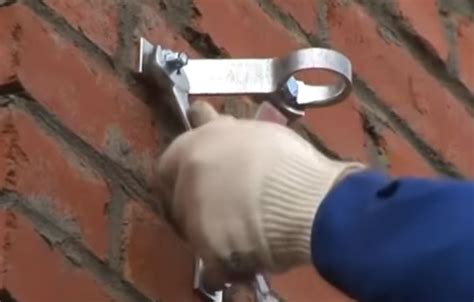 Крепление для СИП кабеля к деревянному дому