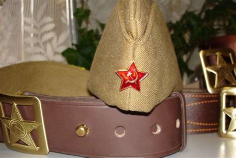 Головной убор - пилотка.