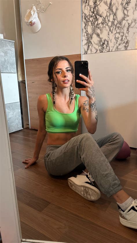 Would anyone date an average girl who doesn’t wear makeup and doesn’t