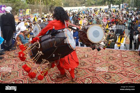 lahore pakistan  mar  pakistani artists  wearing