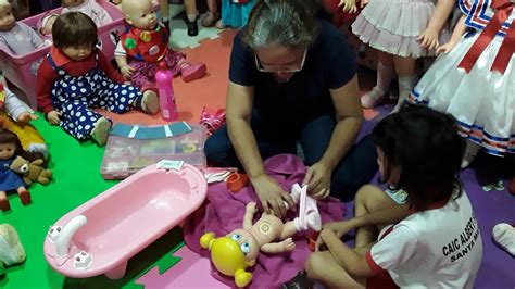 Crianças Brincando De Bonecas - Brincando com as bonecas - YouTube