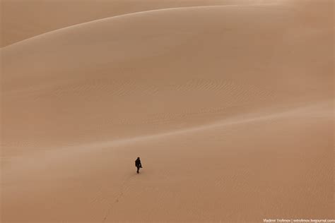 Человек в пустыне фото