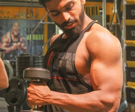 15 Long Head Bicep Exercises (+2 Muscle-Building Routines)