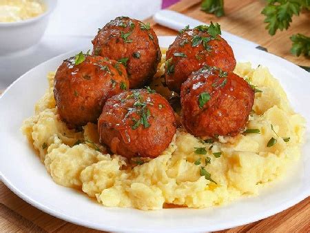 Класическа рецепта за кюфтета по цариградски с домашно картофено пюре