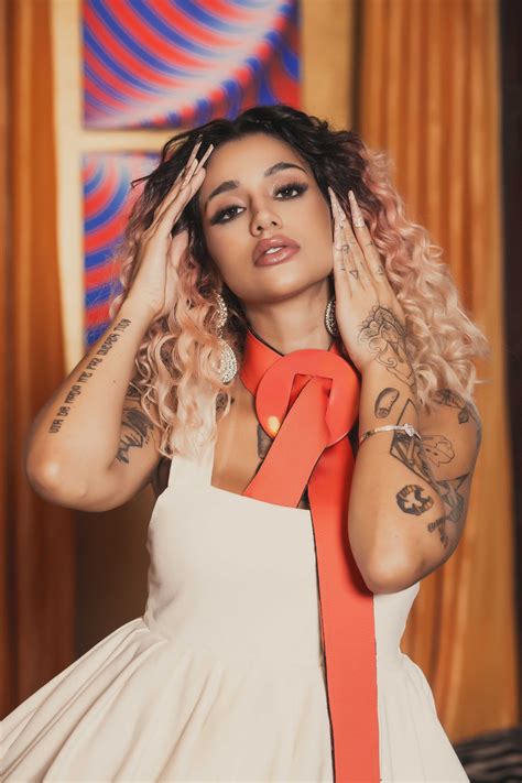 Atriz de 'Vai na fé', Azzy lembra dificuldades e diz que só usava