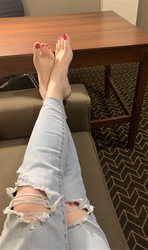Kiss each toes after you finish licking my soles 😉 : r/Size10PlusSoles