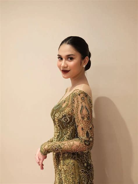 4 Ide Kebaya Hijau untuk Wisuda ala Artis, dari Azizah Salsha hingga