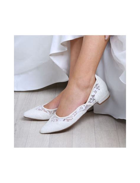 Zapatos de novia planos y elegantes, cerrados y forrados con encajes