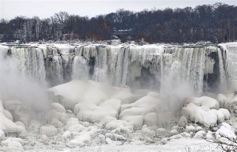 Замерзшие воды Ниагарского водопада