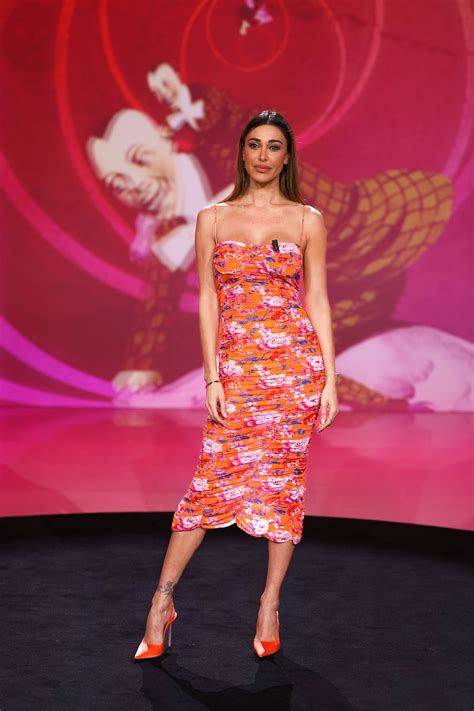 Belén Rodriguez a Le Iene in arancione: con abito a fiori e slingback è