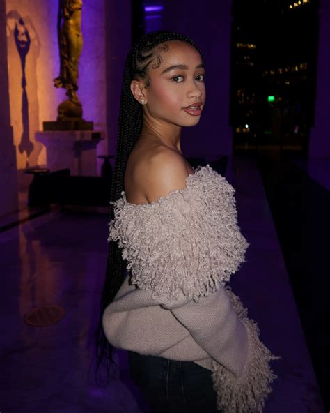 Jasmin Corley | oh how I love being a woman 💐 press ons: @tf.beautybar