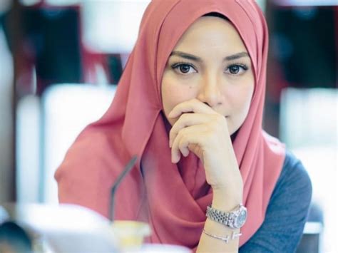 Pose Menggoda Neelofa | Azhan.co